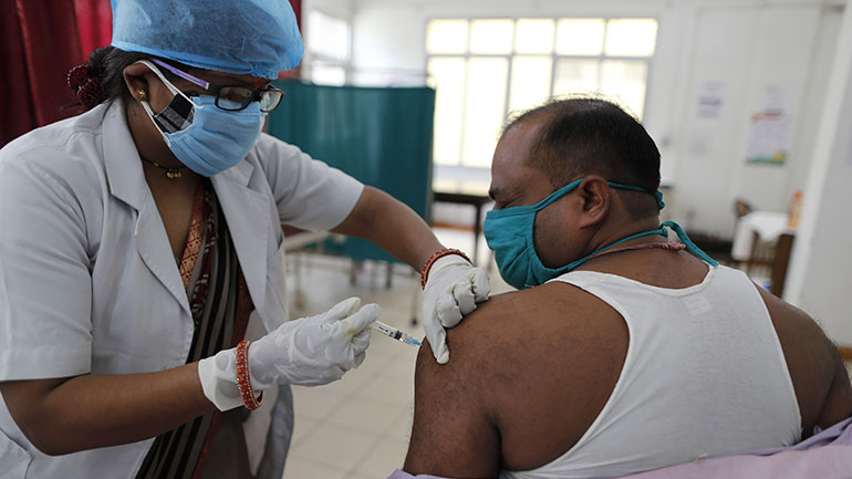 Covid-19: Κλείνουν εμβολιαστικά κέντρα στο Μουμπάι – Η Ινδία καταγράφει νέο παγκόσμιο ρεκόρ κρουσμάτων